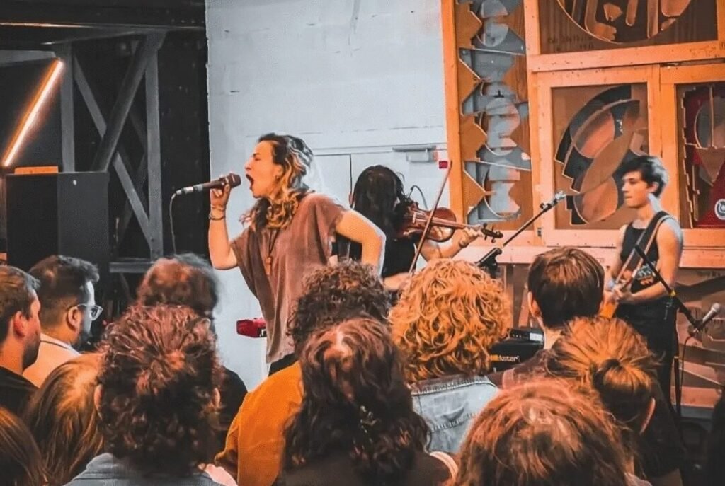 Aline en train de chanter pendant un concert de Lorsque les Volcans Dorment