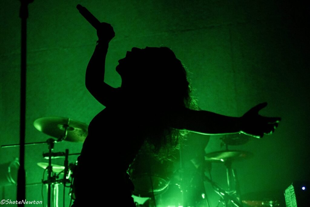 Aline chantant pour Përl en concert