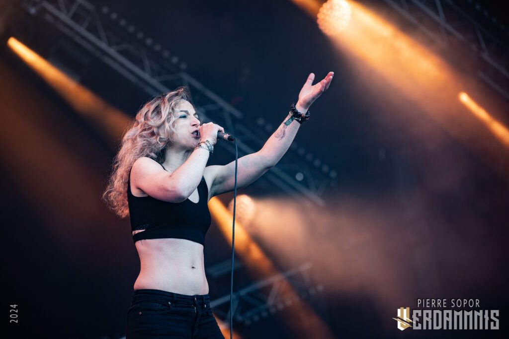 Aline sur la scène du Hellfest 2024 pour Përl